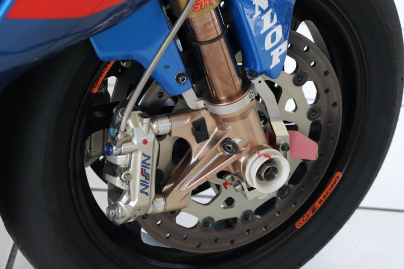 freins et fourche speciaux pour cette machine du sert
