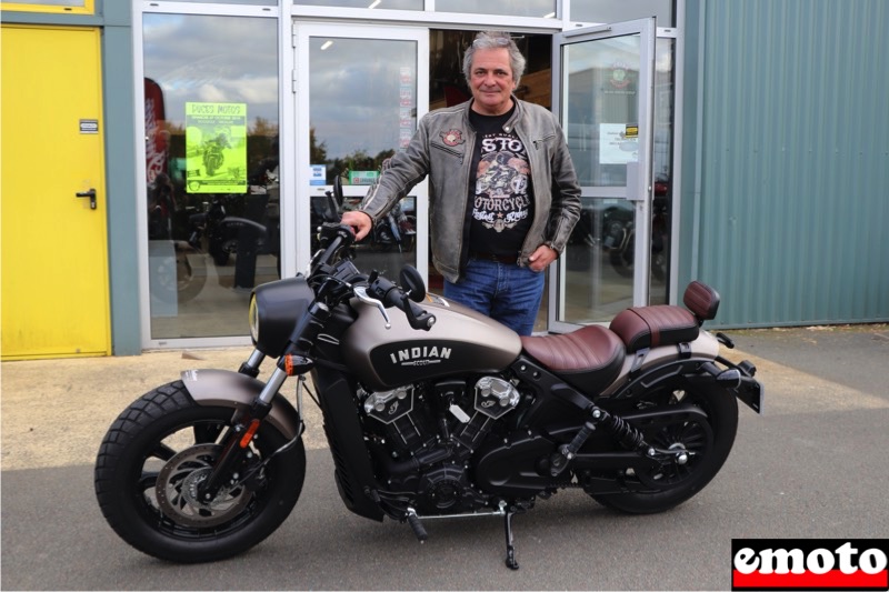 Jeff et son Indian Scout Bobber chez Indian Angers, jean francois et son indian scout bobber devant indian angers