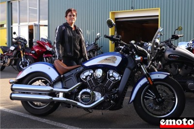 Cathy avec son Indian Scout chez Indian Angers