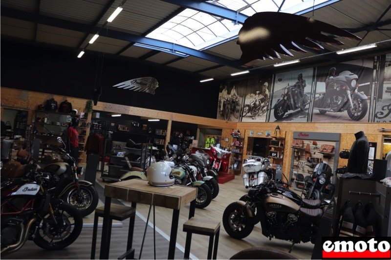 bobber et roadmaster dans le fond chez indian angers