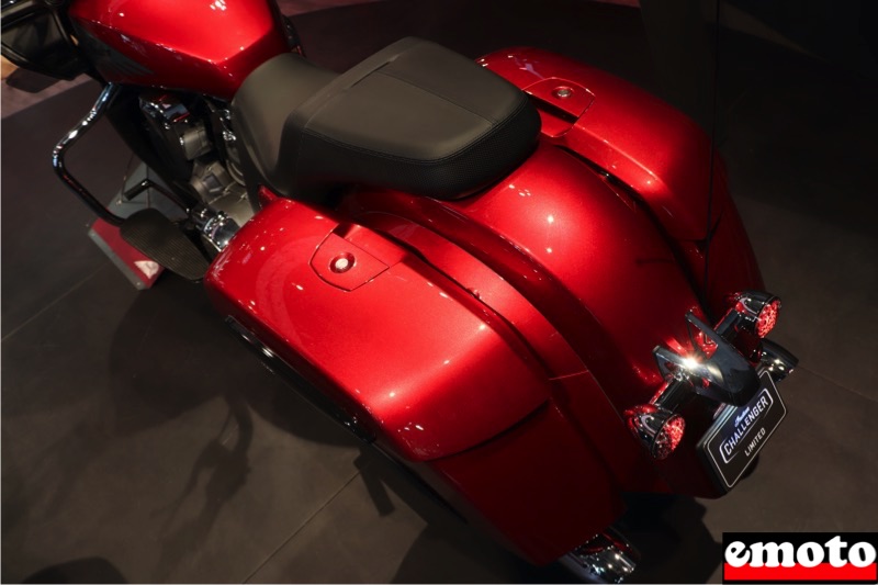 la challenger est un bagger avec ses sacoches rigides et un siege passager qui semble plus epais que celui de la chieftain la challenger est un bagger avec ses sacoches rigides et un siege passager qui semble plus epais que celui de la chieftain