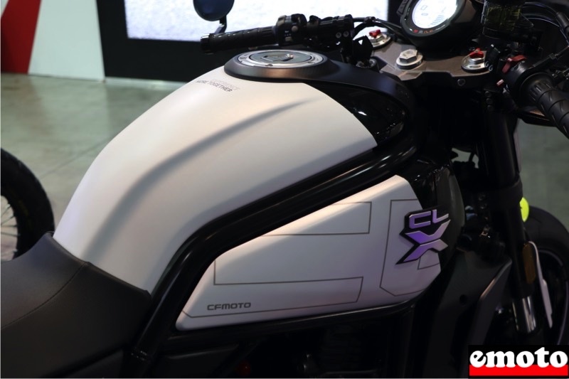 detail du reservoir de la cf moto 700 sport