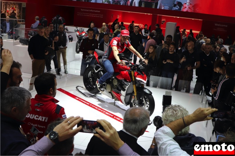 andrea dovizioso sur la ducati streetfighter v4 s