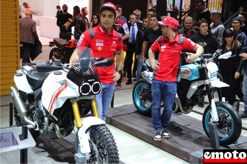 danilo petrucci derriere le concept desert x et andrea dovizioso devant le concept motard a eicma 2019