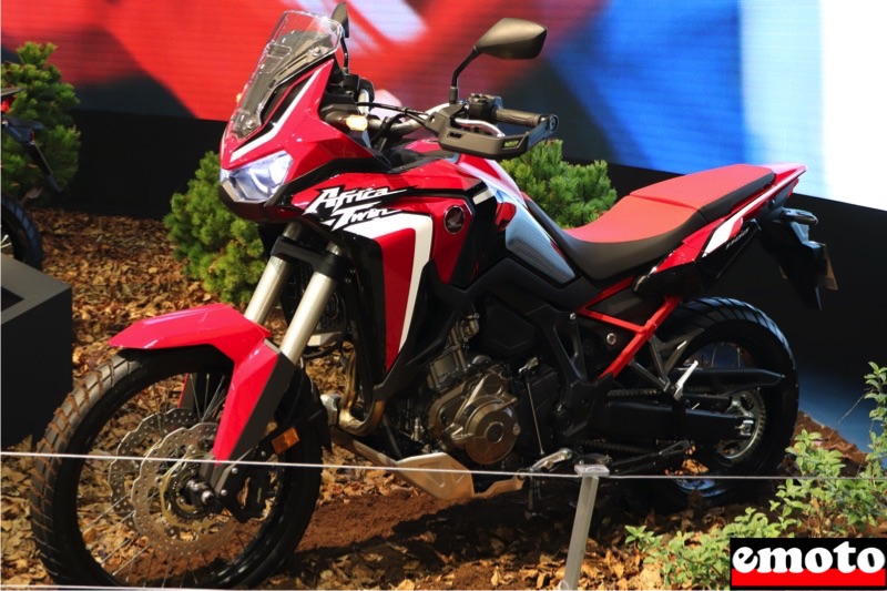 honda africa twin 1100 standard qui perd son porte paquet et son grand pare brise