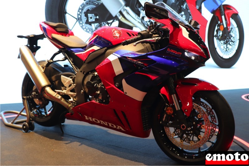 honda cbr 1000 rr r avec ses ailerons sur le carenage