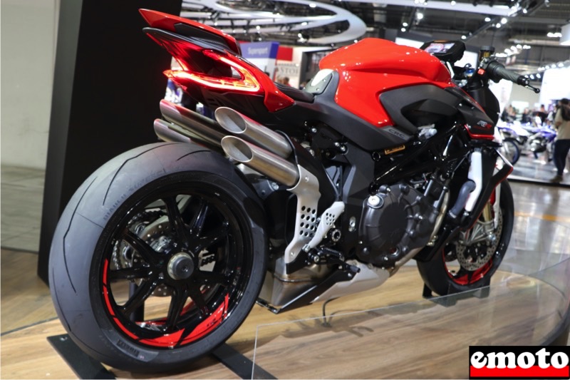 mv agusta brutale 1000 rr avec ses 4 sorties