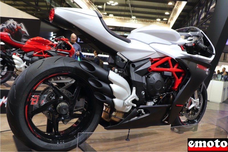 mv agusta superveloce 800 avec ses echappements superposes