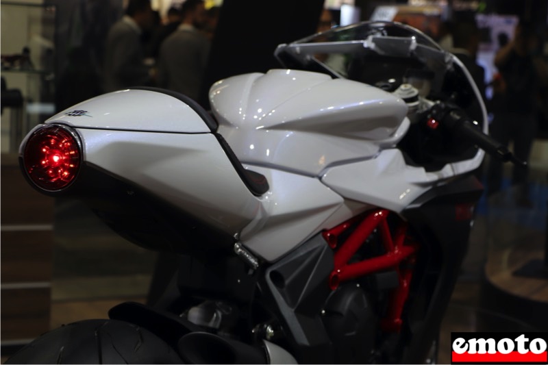 mv agusta superveloce 800 avec son feu tel une tuyere mv agusta superveloce 800 avec son feu tel une tuyere