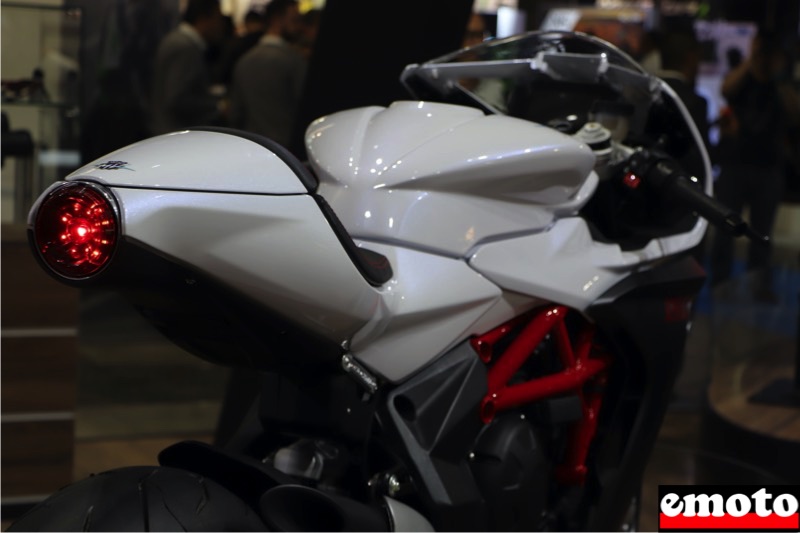 mv agusta superveloce 800 avec son feu tel une tuyere