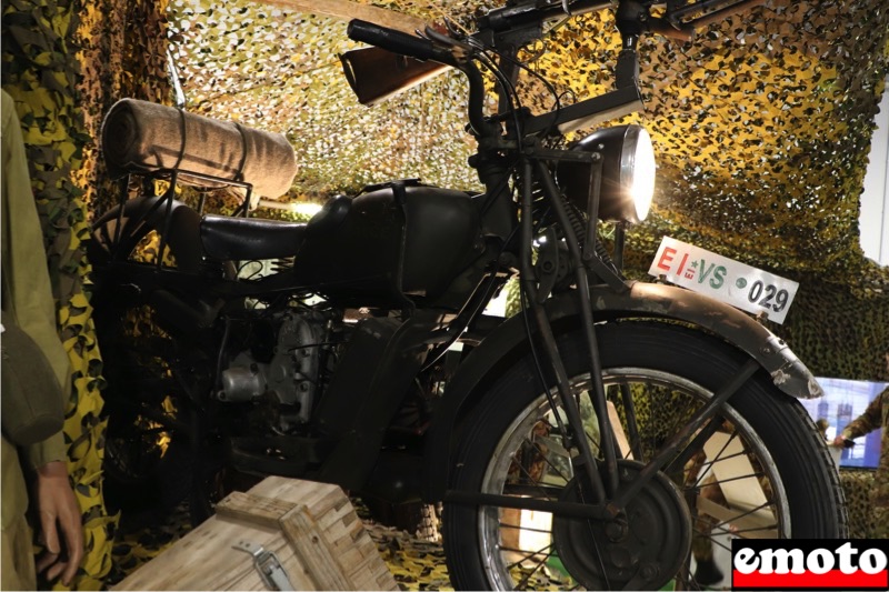 L'armée italienne expose de vieilles motos à EICMA, moto guzzi alce 500 sur le stand de l armee a eicma