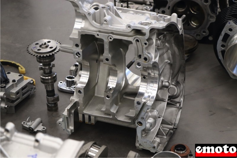 demi carter droit du moteur bmw qui s ouvre a la verticale demi carter droit du moteur bmw qui s ouvre a la verticale