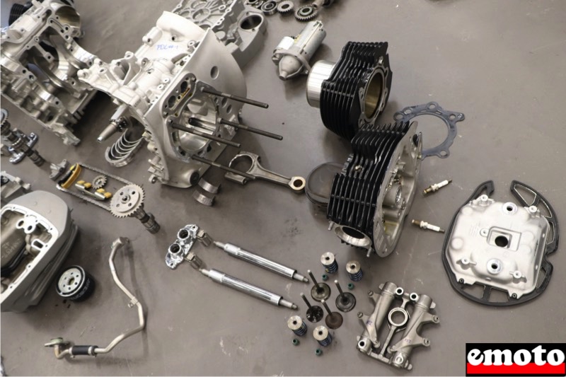 eclate d un des cotes du flat twin big boxer avec arbre a cames bielle piston cylindre culbuteur tiges soupapes et ressorts eclate d un des cotes du flat twin big boxer avec arbre a cames bielle piston cylindre culbuteur tiges soupapes et ressorts