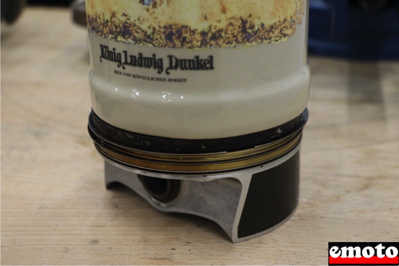 le diametre du piston est celui de la base de ce mass une chope d un litre de biere le diametre du piston est celui de la base de ce mass une chope d un litre de biere
