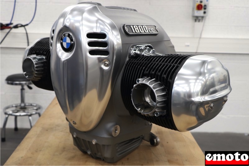 moteur bmw r18 sur l etabli quasiment pret a monter