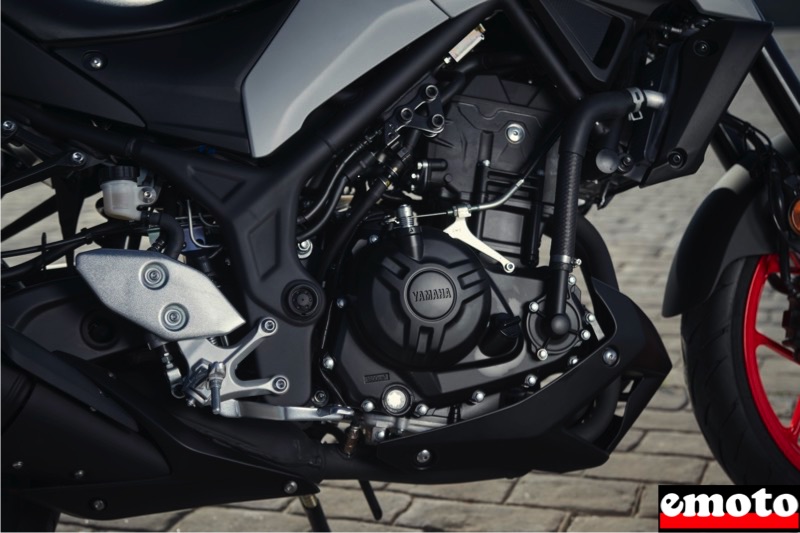 le moteur de la yamaha mt 03 ne fait que 321 cm3 mais les performances sont bien presentes