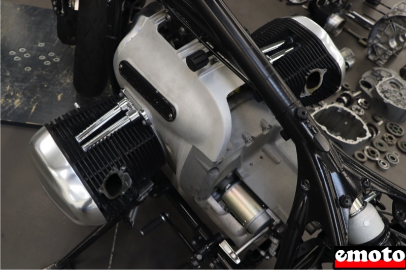 moteur bmw r18 dans son cadre