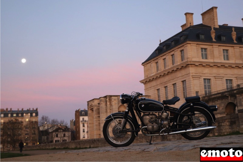 bmw r50 2 avec la pleine lune dans le fond pas encore couchee alors que le jour se leve sur l esplanade du chateau de vincennes