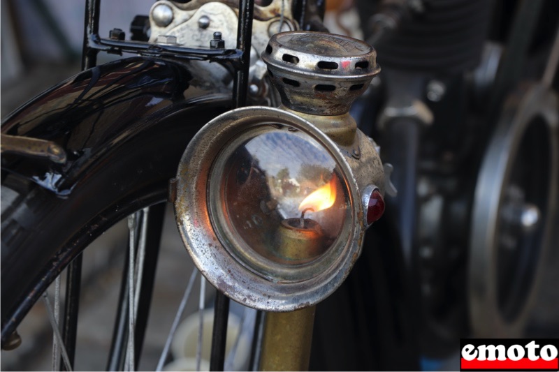 Exposition les origines de la moto à l'Atelier des Pionniers, lampe a petrole sur la motobecane mb1
