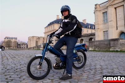 Cyril et sa Motobécane 51 V à la traversée de Paris