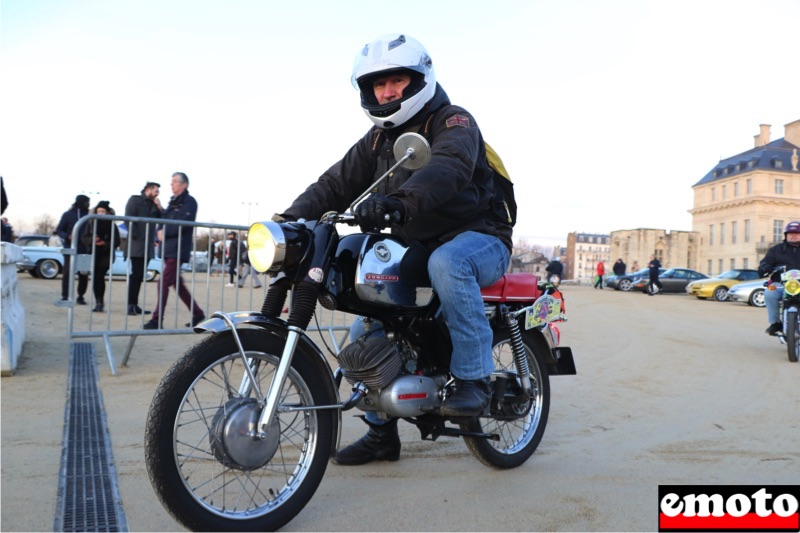 La chevauchée Zündapp à la traversée de Paris hiver 2020, luc et sa ks 50 sur l esplanade du chateau de vincennes