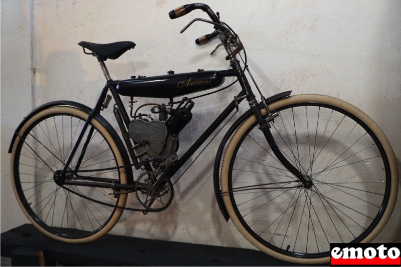 moteur auxiliaire monocylindre anzani 4 temps cullbute de 75 cm3 sur un velo en 1920