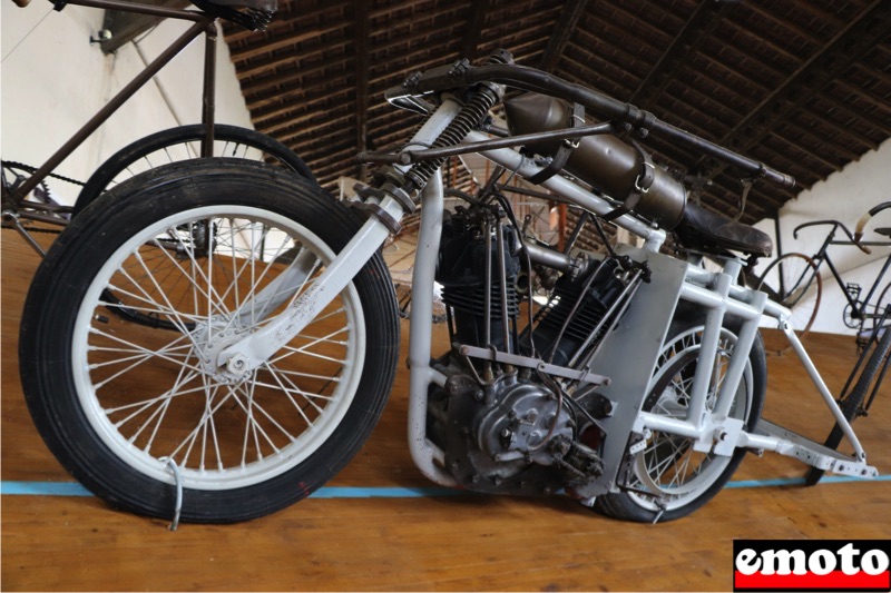 moto demi fond anzani de 1920 avec un bicylindre de 2000 cm3