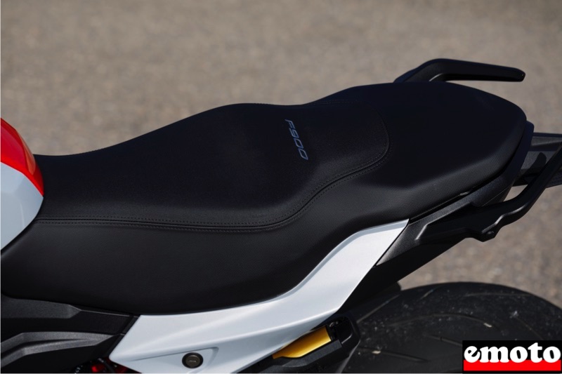 la selle de la 900r est tres correcte pour un roadster