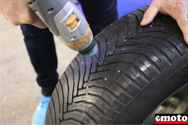 ce pneu auto perce n en est pas a son premier trou sur le stand wheelsecure du motolab axa club14