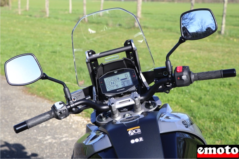 poste de pilotage de la suzuki vstrom 1050 avec le tableau de bord digital