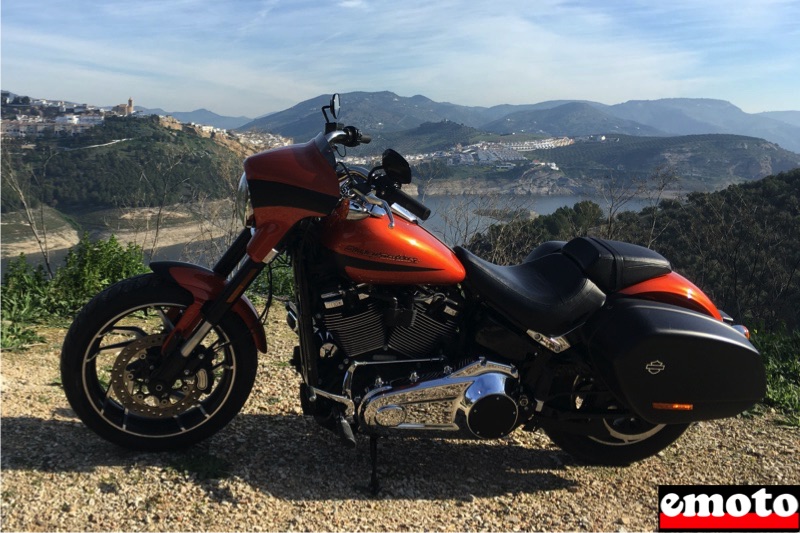 Harley Davidson Sport Glide, 5 points à retenir, harley davidson sport glide en pause au soleil