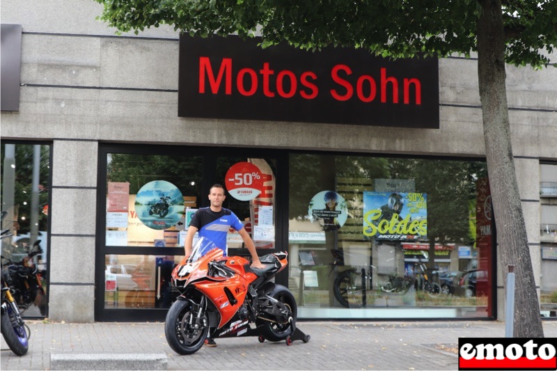 loic gros et sa yamha r1 presentee chez motos sohn a strasbourg