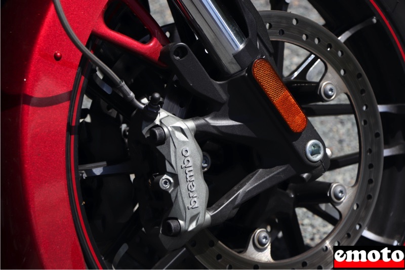 fourche inversee et freinage brembo a montage radial
