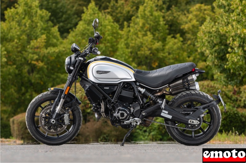 cote gauche la ducati scrambler 1100 pro n a plus de silencieux et ajoute le support de plaque sur le bras oscillant