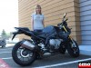 Véronique et sa BMW S 1000 R chez Grand Prix Motos à Annecy