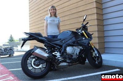 Véronique et sa BMW S 1000 R chez Grand Prix Motos à Annecy