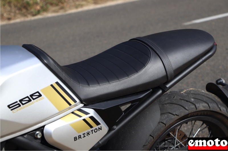 selle accueillante pour le pilote et pas ridicule pour le passager de la crossfire 500