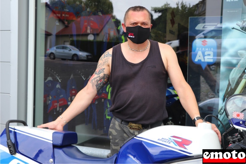 salva avec sa gsxr tatouee a l interieur du bras et le masque gsxr de rigueur cet ete