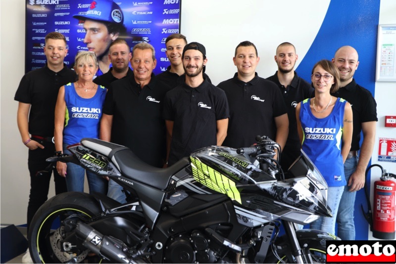 tout l equipe de moto concept 57 derriere la suzuki katana icon