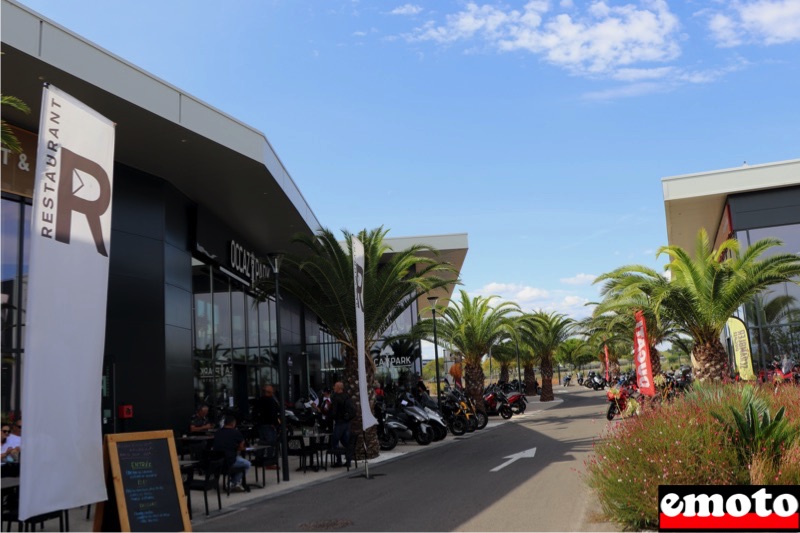 arrivee au moto park avec le restaurant motoshop34 et les concessions au fond