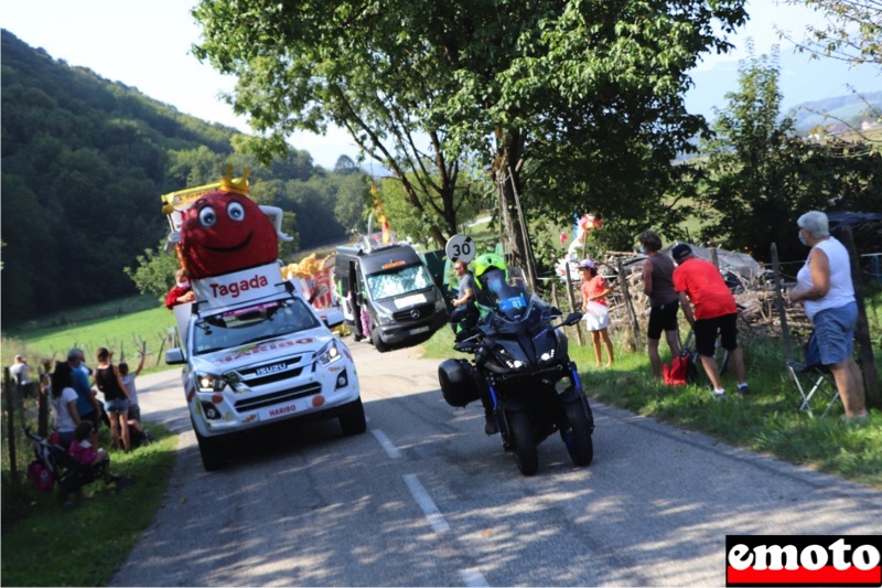 ambiance au passage de la caravane du tour de france 2020