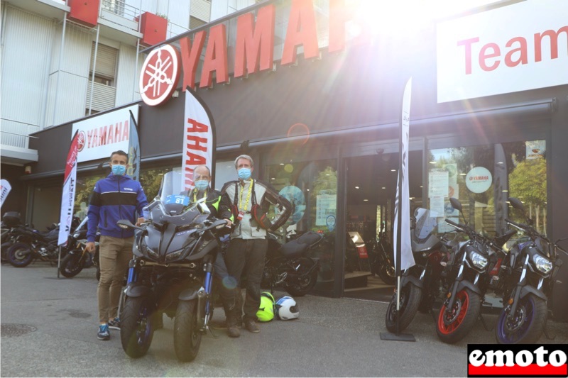 jerome de la concession yamaha team menduni remet les cles de la niken a patrice et moi pour suivre l etape du tour il est tot