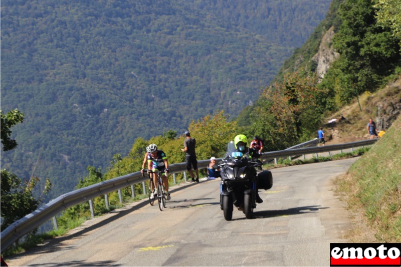 le 3 pattes de la yamaha niken pedale mieux photo a l appuis le 3 pattes de la yamaha niken pedale mieux photo a l appuis