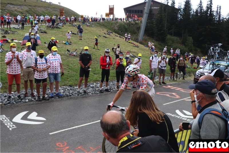 tadej pogacar maillot a pois au col de la loze