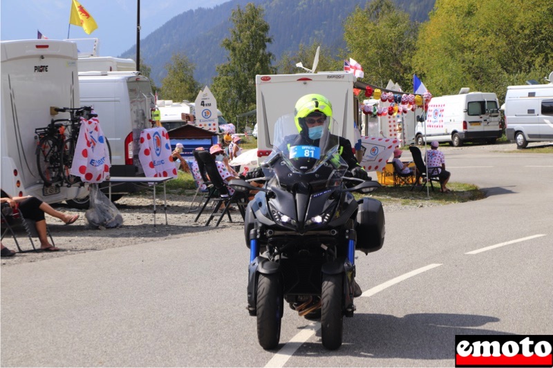 tout le monde est installe dans l ascension du col de la madeleine