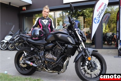Clara et sa Yamaha MT 07 chez Yamaha Team Menduni à Grenoble
