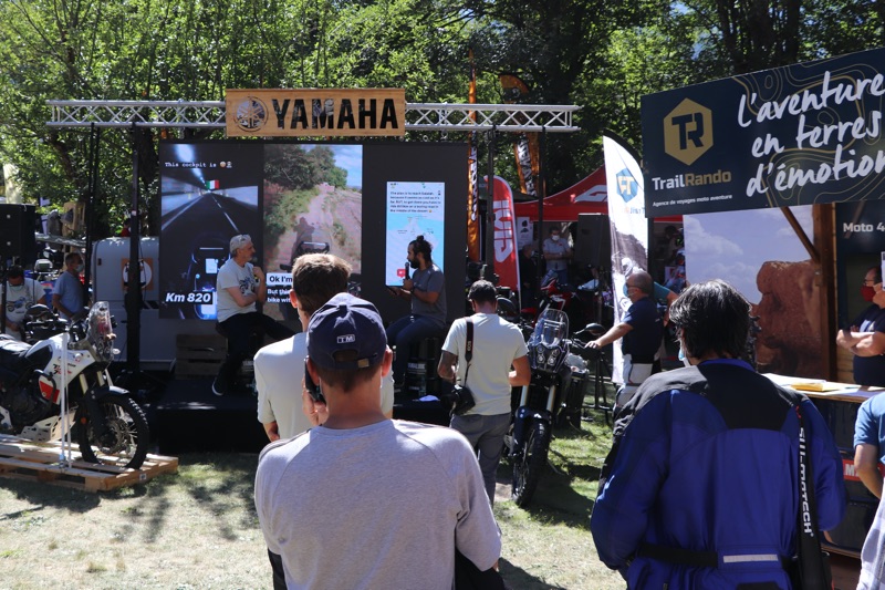adrien en pleine conference sur le camp yamaha tenere a l alpes aventure motofestival 2020