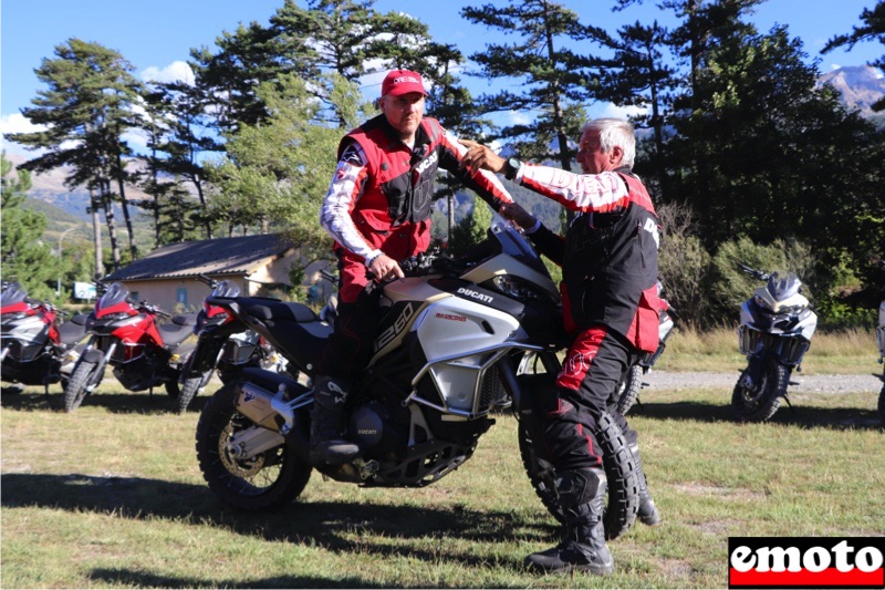 beppe gualini explique la position et le regard avant de prendre en mains les multistrada de la ducati ride experience dre