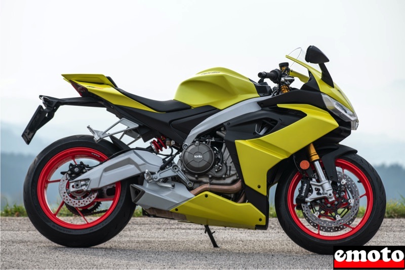 de profil on voit que le guidon n est pas trop bas sur cette aprilia rs 660