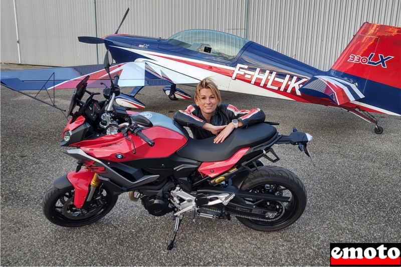 Mélanie Astles et sa BMW F 900 XR chez JMS Motos en Avignon, melanie astles sa f 900 xr et son avion